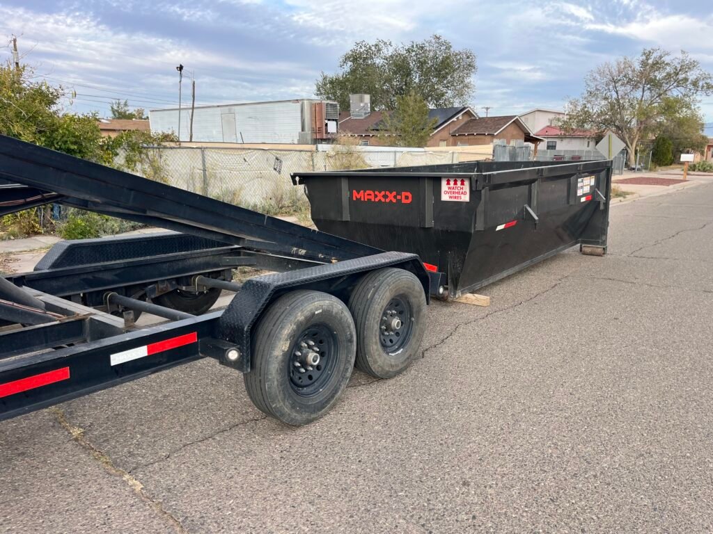 14 YARD DUMPSTER PERFECR FOR SMALL TO MEDIUM-SIZED CLEANOUTS, HOME RENOVATIONS, ROOFING PREOJECTS, AND CONSTRUCCTION DEBRIS. THE 14 YARD DUMPSTER IS AN EXCELLENT CHOICE FOR RESIDENTIAL AND LIGHT COMMERCIAL JOBS, OFFERING PLENTY OF SPACE WHILE FITTING COMFORTABLY IN MOST DRIVEWAY
